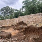 tebing menjulang tinggi dengan pondasi batu kali yang berdiri di bibir kali kecil di Jalan Sholeh Iskandar, Kota Bogor, Foto/Adi Wirman