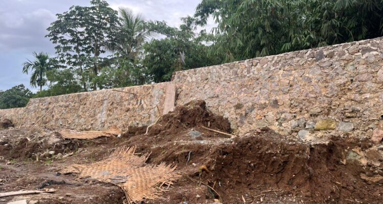 tebing menjulang tinggi dengan pondasi batu kali yang berdiri di bibir kali kecil di Jalan Sholeh Iskandar, Kota Bogor, Foto/Adi Wirman