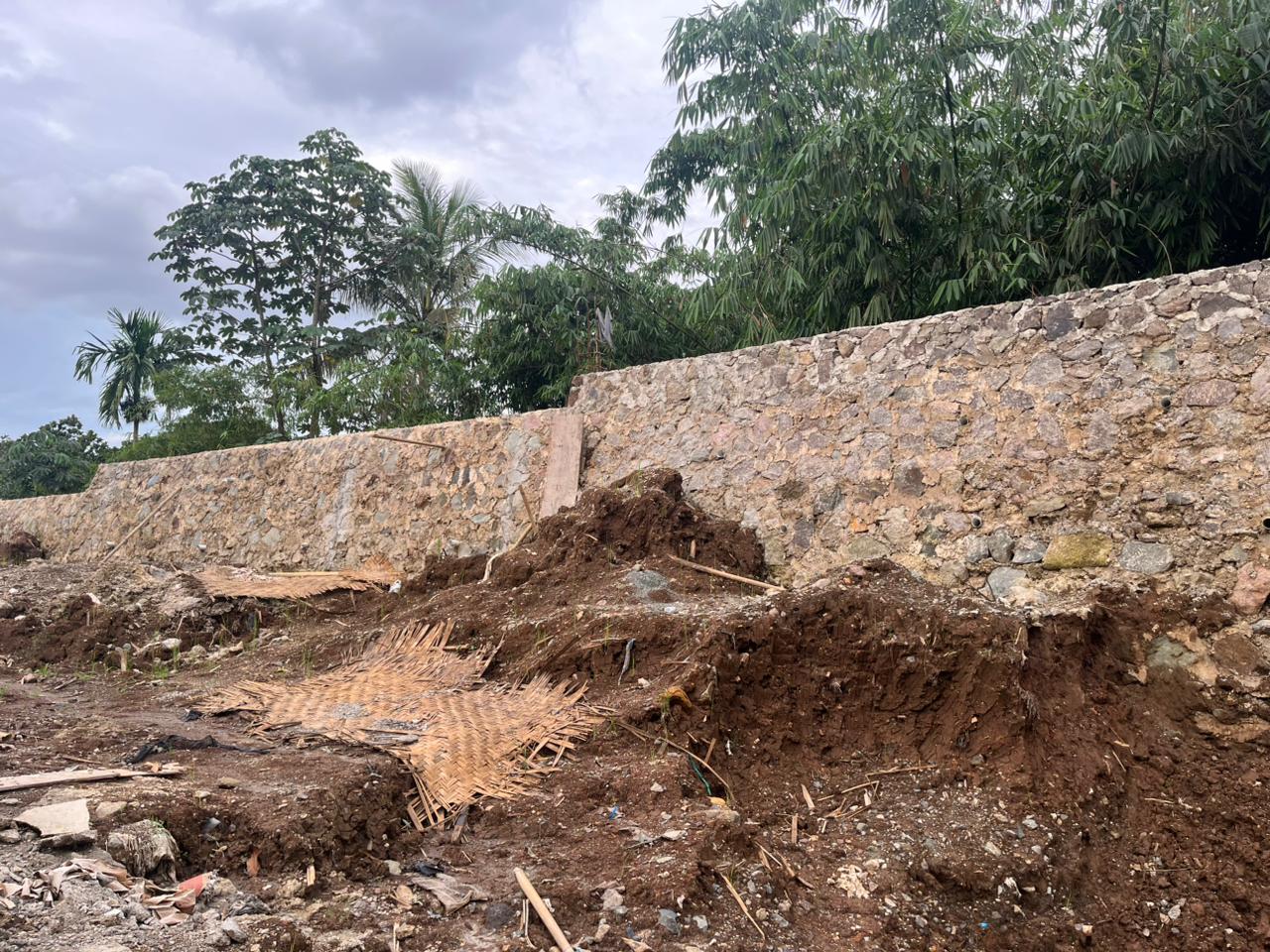 tebing menjulang tinggi dengan pondasi batu kali yang berdiri di bibir kali kecil di Jalan Sholeh Iskandar, Kota Bogor, Foto/Adi Wirman