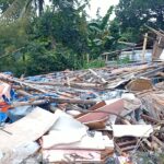 Puing-puing bangunan liar yang dibongkar Satpol PP terlihat menumpuk di Jalan Raya Cipayung, Depok, pada Kamis (20/11).