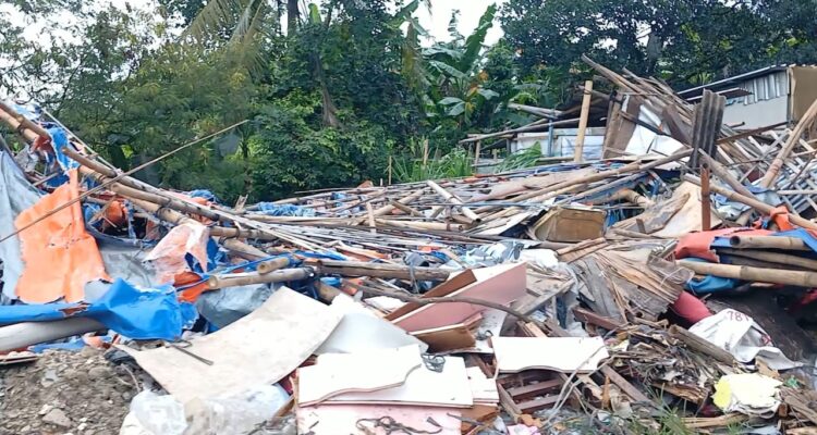 Puing-puing bangunan liar yang dibongkar Satpol PP terlihat menumpuk di Jalan Raya Cipayung, Depok, pada Kamis (20/11).