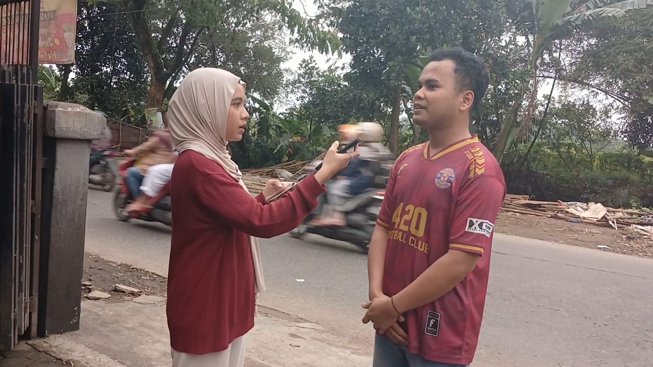 Syahrul Rahman, warga sekitar, diwawancarai terkait penertiban di Jalan Raya Cipayung, Depok, Kamis (20/11).