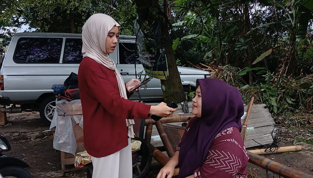 Ibu Titin, pedagang durian, diwawancarai usai penertiban lapaknya di Jalan Raya Cipayung, Depok, Kamis (20/11).