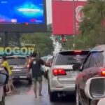 Sejumlah orang yang tengah melakukan lap kaca mobil di Baranangsiang Bogor, Foto/Adi Wirman