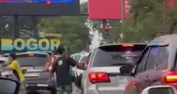 Sejumlah orang yang tengah melakukan lap kaca mobil di Baranangsiang Bogor, Foto/Adi Wirman