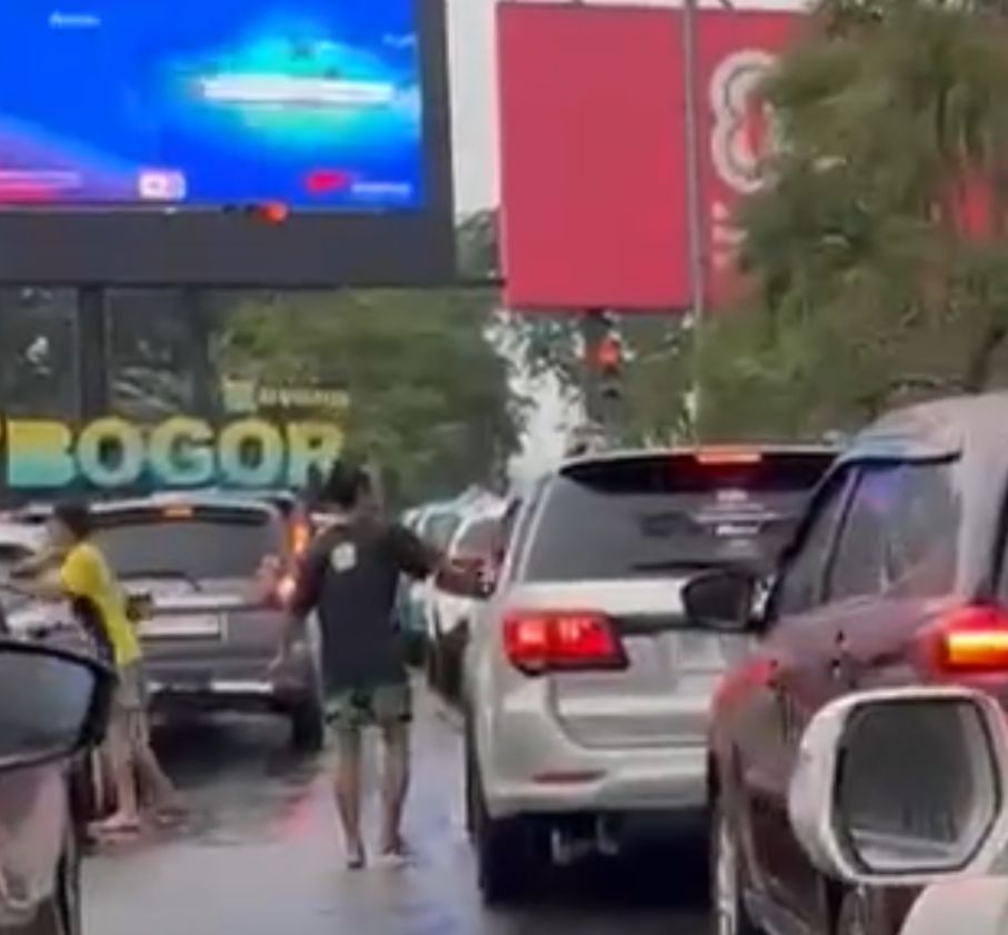Sejumlah orang yang tengah melakukan lap kaca mobil di Baranangsiang Bogor, Foto/Adi Wirman
