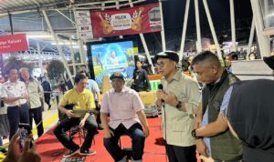 Menteri Kebudayaan Republik Indonesia, Fadli Zon, saat berada di Stasiun Bogor melihat para musisi bernyanyi, Foto/Adi Wirman