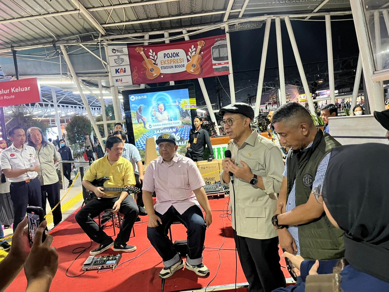 Menteri Kebudayaan Republik Indonesia, Fadli Zon, saat berada di Stasiun Bogor melihat para musisi bernyanyi, Foto/Adi Wirman Menteri Kebudayaan Republik Indonesia, Fadli Zon, saat berada di Stasiun Bogor melihat para musisi bernyanyi, Foto/Adi Wirman