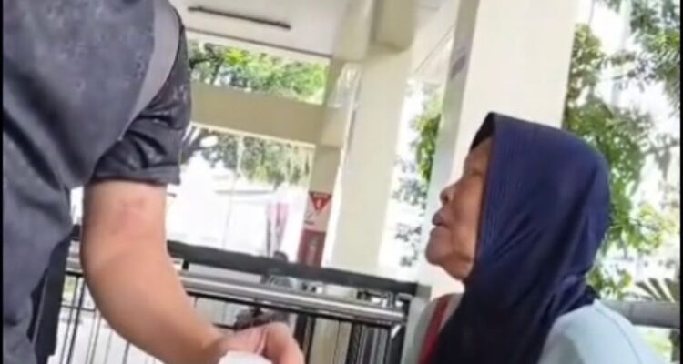 Seorang nenek yang tidak memiliki QRIS ditolak saat hendak melakukan pembayaran tunai di Gerai Roti O Jakarta, Foto/Instagram
