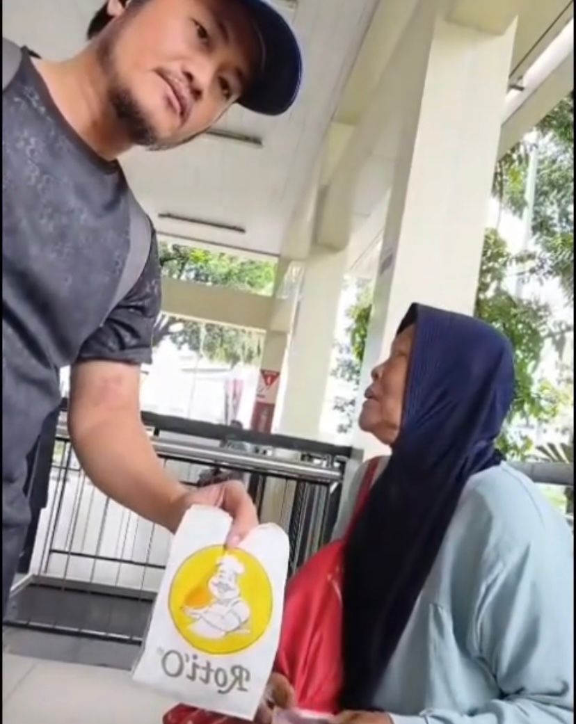 Seorang nenek yang tidak memiliki QRIS ditolak saat hendak melakukan pembayaran tunai di Gerai Roti O Jakarta, Foto/Instagram