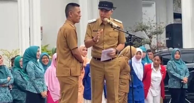 Lurah Tegal Gundil, Zaelani, untuk naik ke atas podium di hadapan ratusan aparatur sipil negara (ASN), Foto/Istimewa