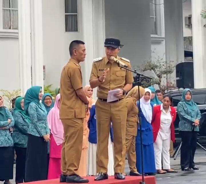 Lurah Tegal Gundil, Zaelani, untuk naik ke atas podium di hadapan ratusan aparatur sipil negara (ASN), Foto/Istimewa