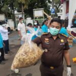 Salah satu anggota Kejari Bogor memegang keripik pisang yang duga bernarkoba, Foto/Istimewa