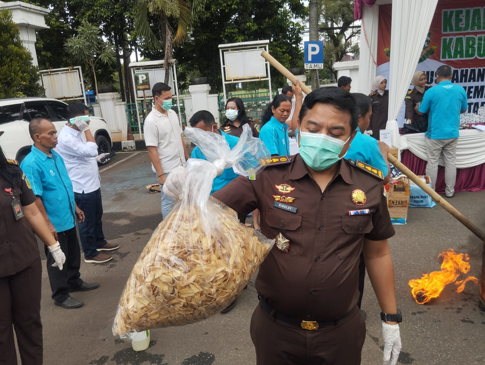 Salah satu anggota Kejari Bogor memegang keripik pisang yang duga bernarkoba, Foto/Istimewa
