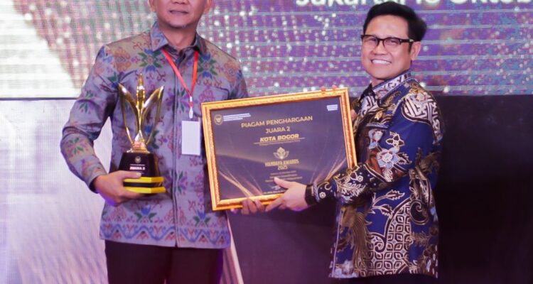 Wakil Wali Kota Bogor, Jenal Mutaqin saat menerima penghargaan, Foto/Diskominfo Kota Bogor