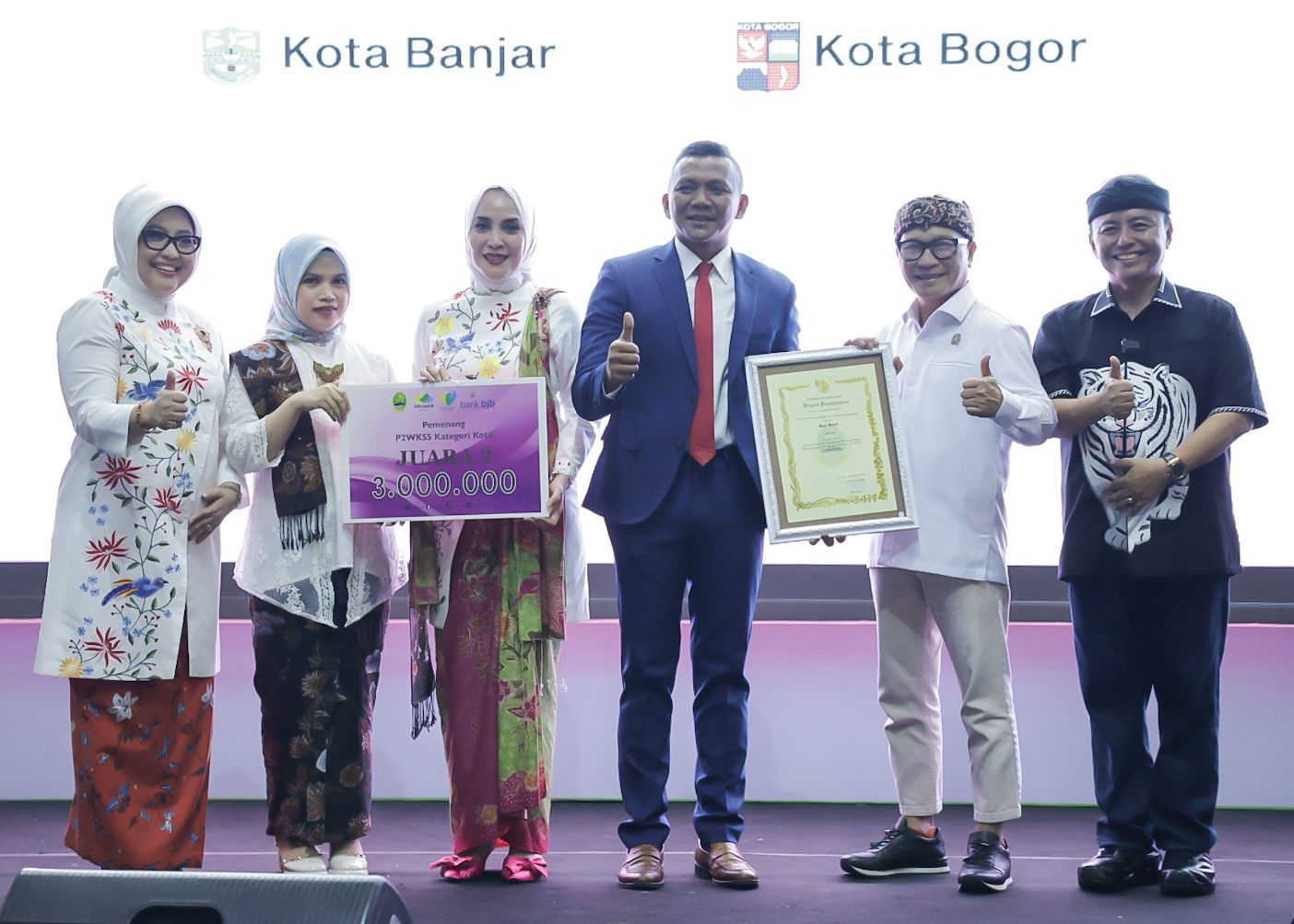 Wakil Wali Kota Bogor, Jenal Mutaqin saat menerima penghargaan, Foto/Diskominfo Kota Bogor 