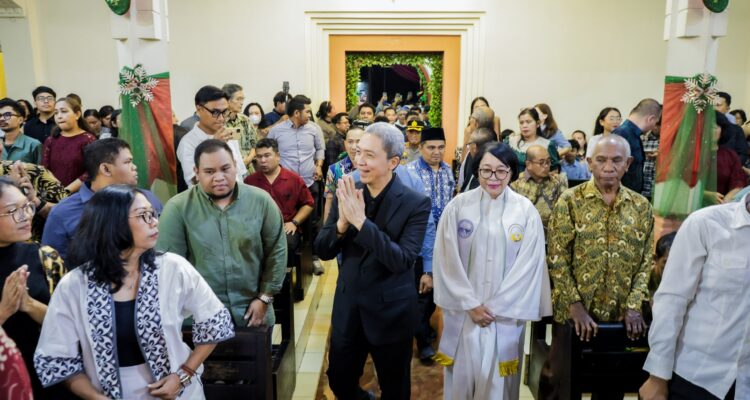 Wali Kota Bogor, Dedie A Rachim saat melaksakan pengecekan ke sejumlah gereja yang ada di Kota Bogor pada malam natal, Foto/Diskominfo Kota Bogor