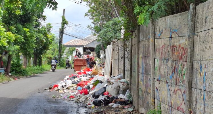 Kondisi tumpakan sampah di Jalan Kaliabang Ceger, tepatnya di area yang berbatasan langsung dengan pemakaman dan permukiman warga, Kelurahan Pejuang, Kota Bekasi, Foto/Istimewa