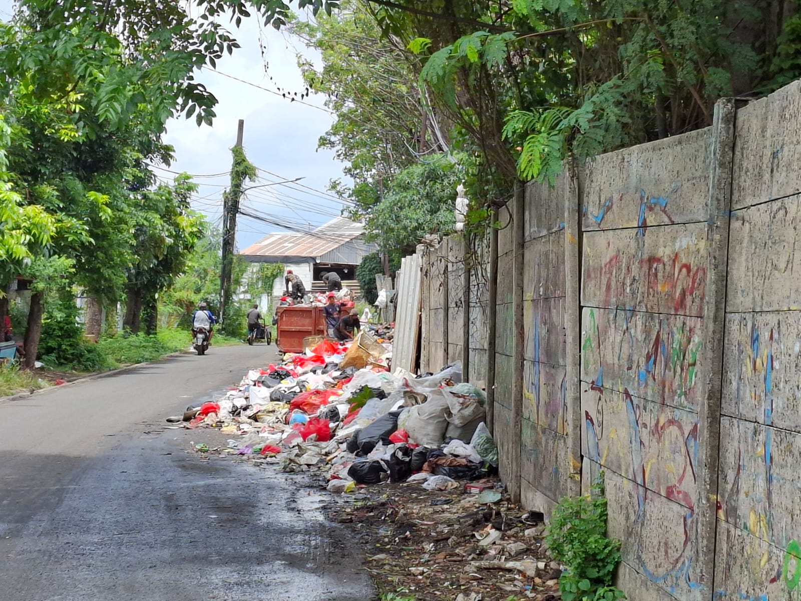 Kondisi tumpakan sampah di Jalan Kaliabang Ceger, tepatnya di area yang berbatasan langsung dengan pemakaman dan permukiman warga, Kelurahan Pejuang, Kota Bekasi, Foto/Istimewa