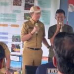 Wali Kota Bogor, Dedie A Rachim bersama seorang relawan bernama Dede, Foto/Adi Wirman