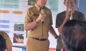 Wali Kota Bogor, Dedie A Rachim bersama seorang relawan bernama Dede, Foto/Adi Wirman