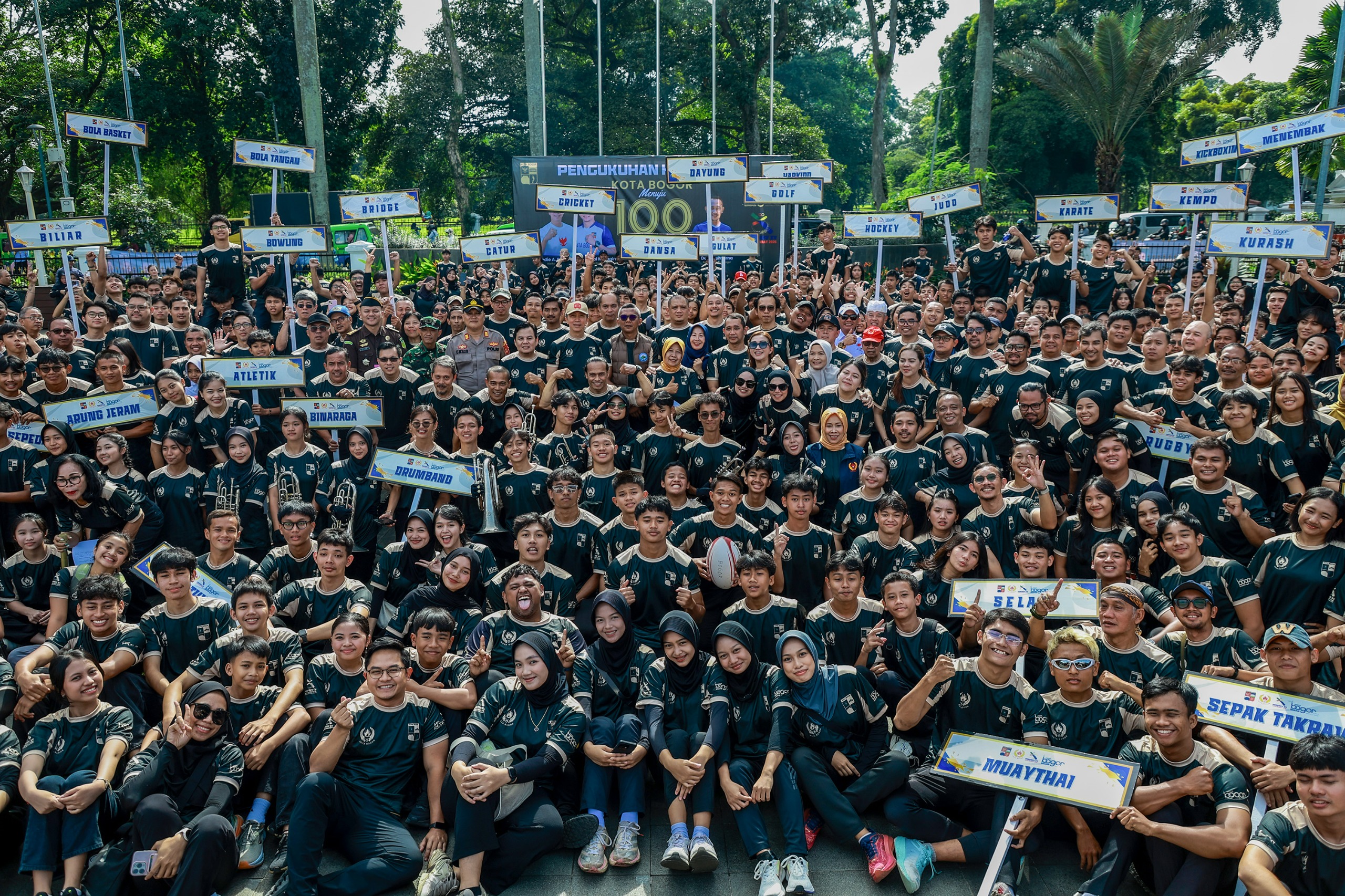 Foto Bersama Wali Kota Bogor, Dedie A Rachim bersama ratusan Atlet yang akan bertarung di Porprov 2026, Foto/Diskominfo Kota Bogor