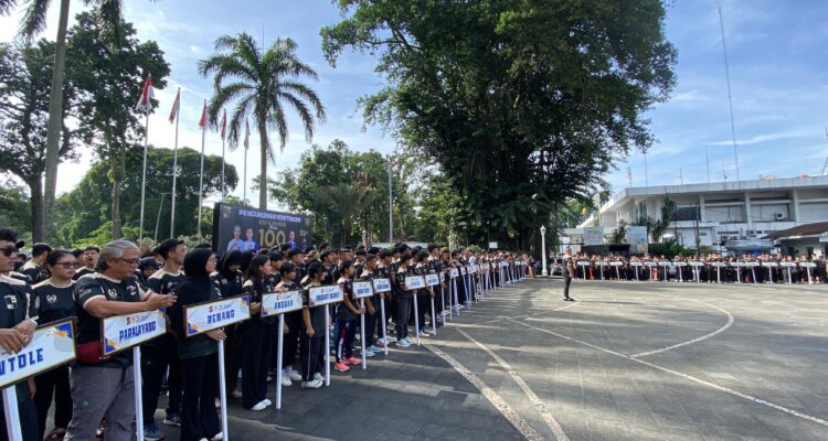 pengukuhan 850 personel kontingen di Plaza Balai Kota, Selasa (30/12/2025)