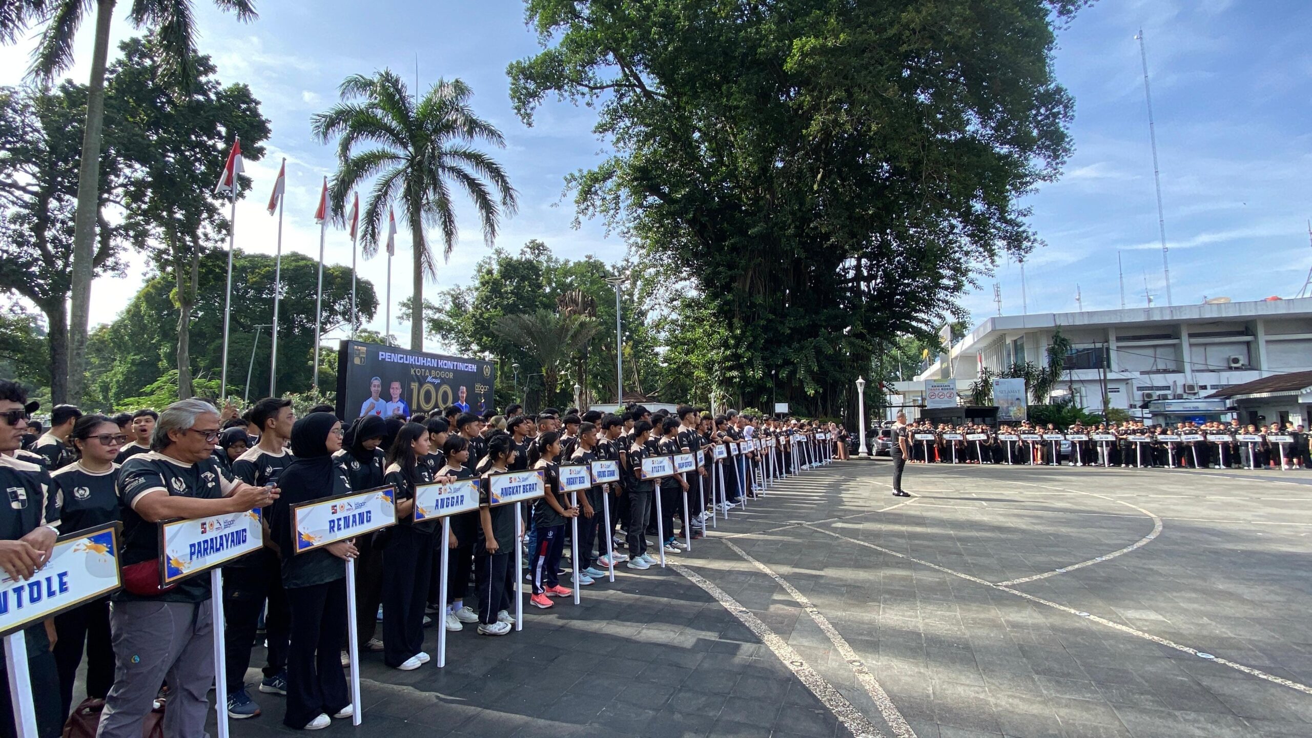 pengukuhan 850 personel kontingen di Plaza Balai Kota, Selasa (30/12/2025) pengukuhan 850 personel kontingen di Plaza Balai Kota, Selasa (30/12/2025)