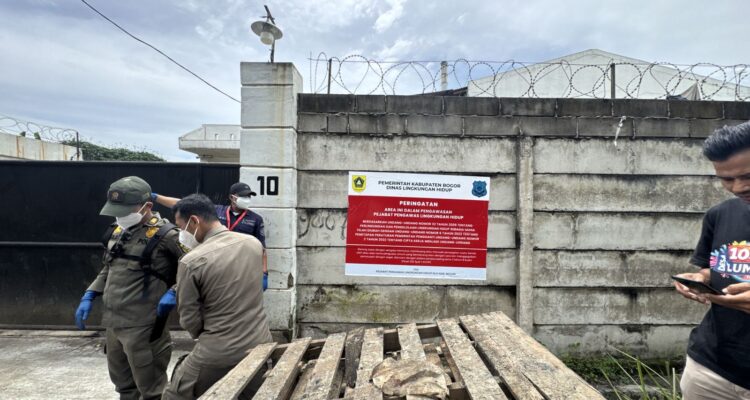 DLH) bersama Satuan Polisi Pamong Praja (Satpol PP) Kabupaten Bogor melakukan penyegelan terhadap lokasi usaha yang berlokasi di Kampung Lumpang RT 02/03, Desa Lumpang, Kecamatan Parungpanjang, Kabupaten Bogor, Foto/Diskominfo Kabupaten Bogor