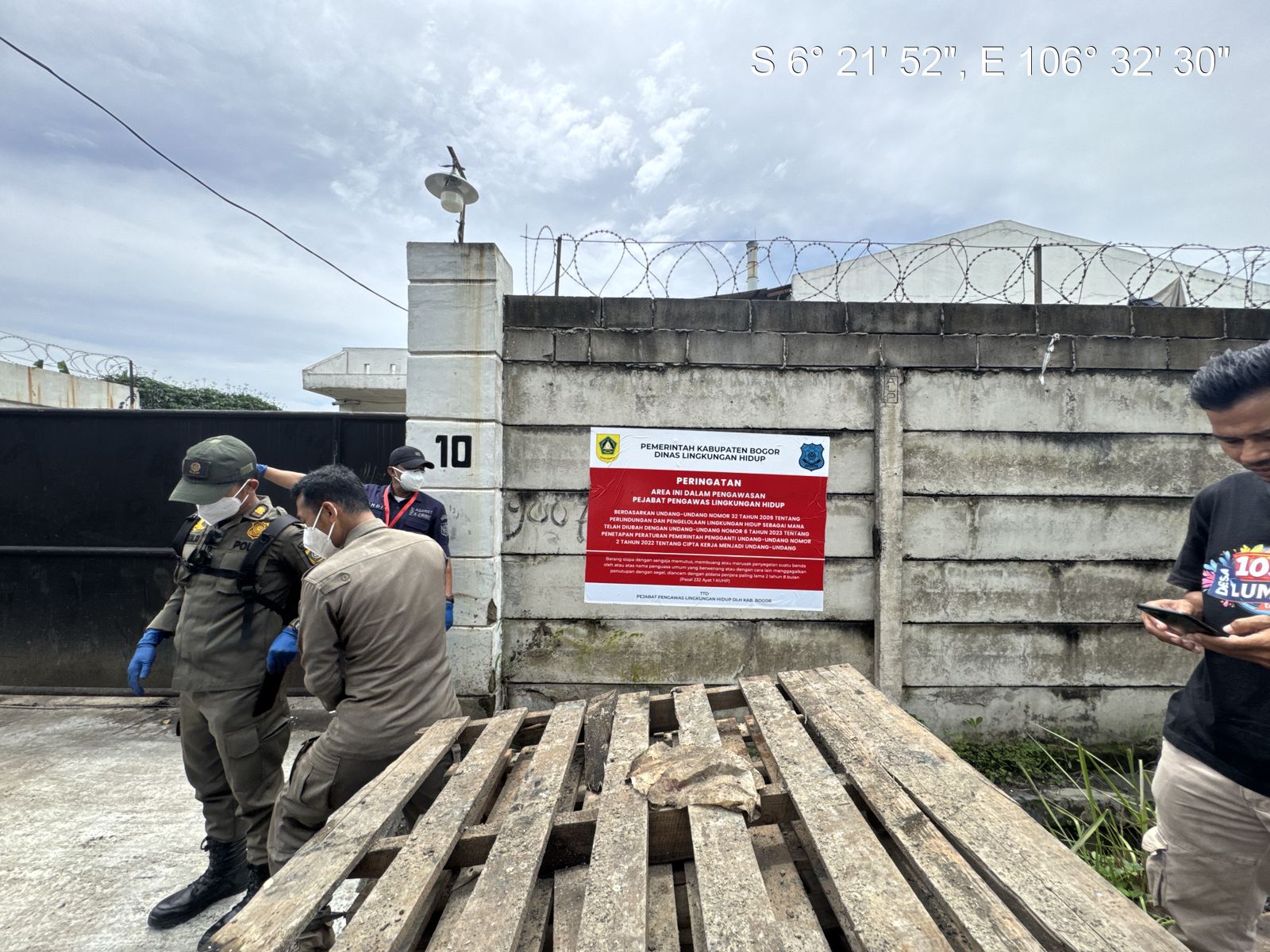 DLH) bersama Satuan Polisi Pamong Praja (Satpol PP) Kabupaten Bogor melakukan penyegelan terhadap lokasi usaha yang berlokasi di Kampung Lumpang RT 02/03, Desa Lumpang, Kecamatan Parungpanjang, Kabupaten Bogor, Foto/Diskominfo Kabupaten Bogor