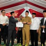 Wali Kota Bogor saat memberikan hibah kepada kemenag Kota Bogor saat Hari Bhakti Lintas Agama, Foto/Istimewa