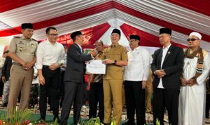 Wali Kota Bogor saat memberikan hibah kepada kemenag Kota Bogor saat Hari Bhakti Lintas Agama, Foto/Istimewa