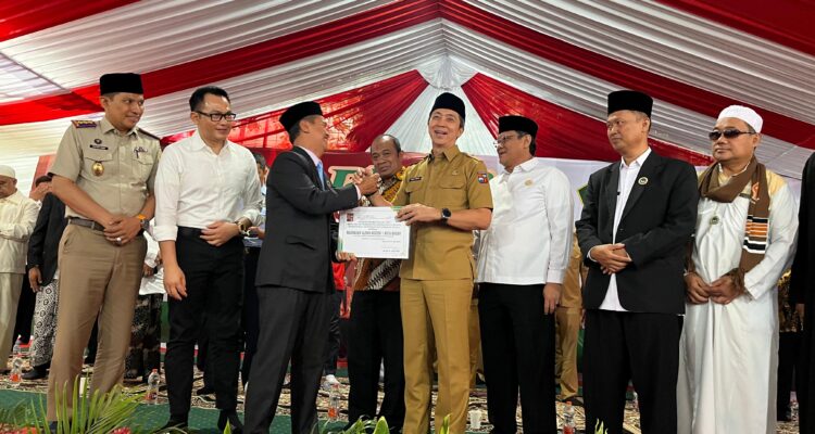 Wali Kota Bogor saat memberikan hibah kepada kemenag Kota Bogor saat Hari Bhakti Lintas Agama, Foto/Istimewa
