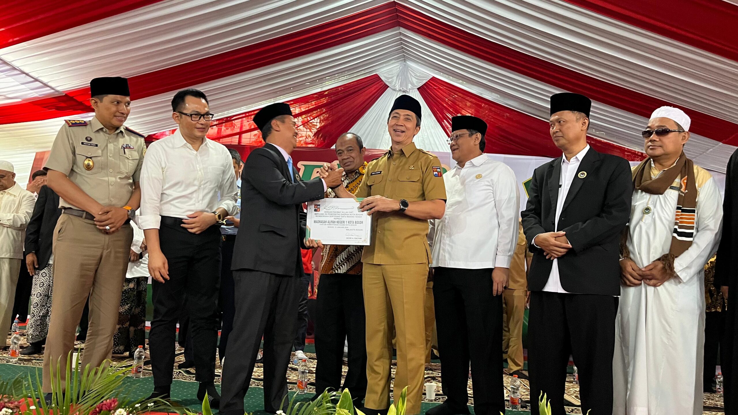 Wali Kota Bogor saat memberikan hibah kepada kemenag Kota Bogor saat Hari Bhakti Lintas Agama, Foto/Istimewa