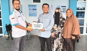 Ikatan Alumni bersama Pesantren Terpadu Daaruttaqwa saat memberikan bantuan, Foto/Istimewa Ikatan Alumni bersama Pesantren Terpadu Daaruttaqwa saat memberikan bantuan, Foto/Istimewa