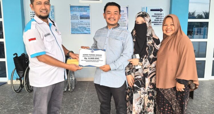 Ikatan Alumni bersama Pesantren Terpadu Daaruttaqwa saat memberikan bantuan, Foto/Istimewa