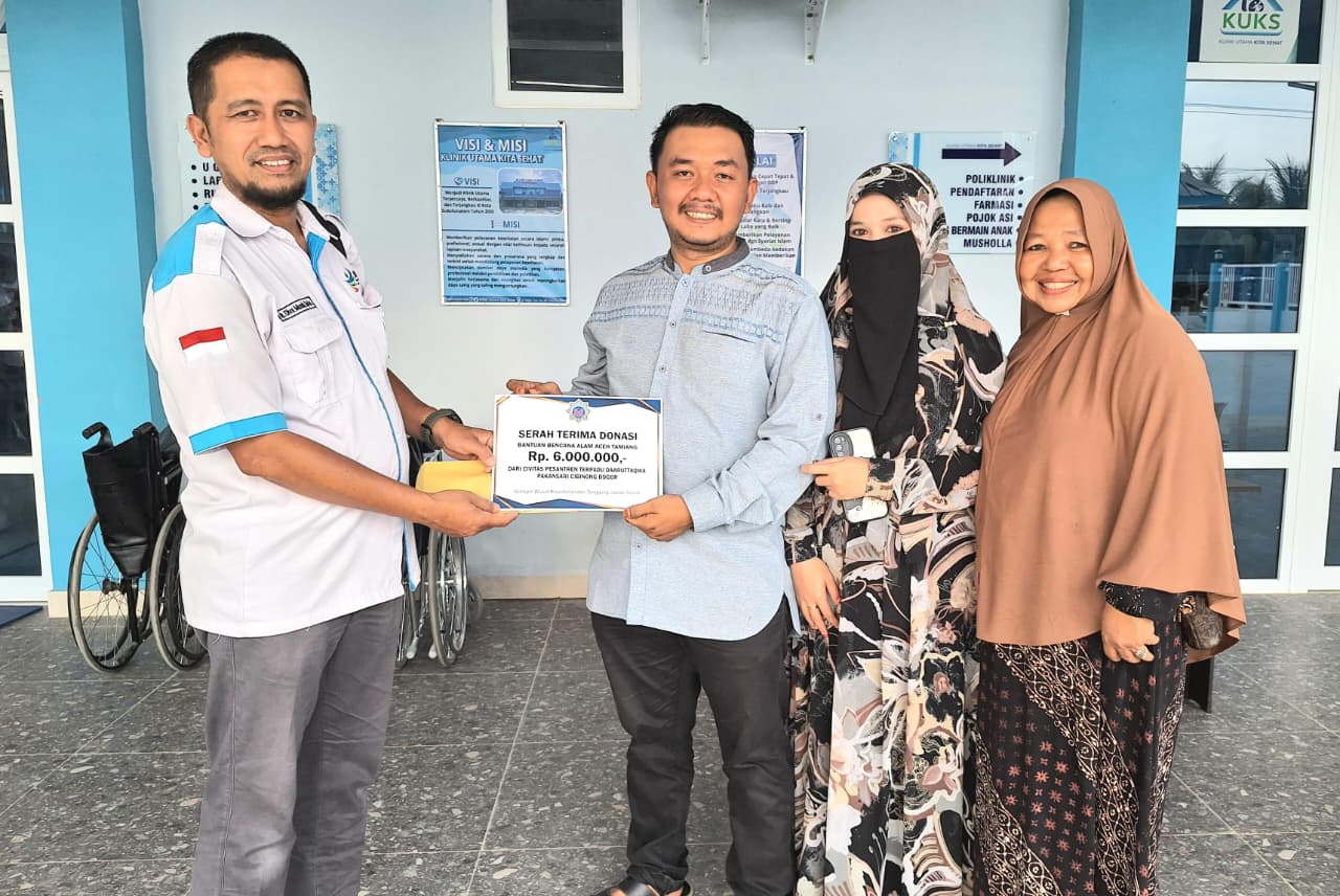 Ikatan Alumni bersama Pesantren Terpadu Daaruttaqwa saat memberikan bantuan, Foto/Istimewa Ikatan Alumni bersama Pesantren Terpadu Daaruttaqwa saat memberikan bantuan, Foto/Istimewa