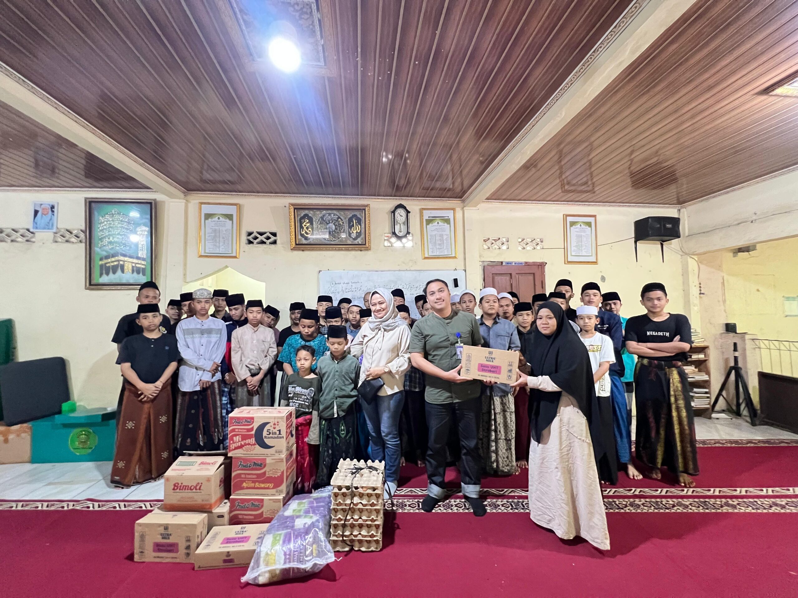 Branch Office Bank Rakyat Indonesia (BRI) Bogor Pajajaran menyalurkan bantuan kebutuhan pokok bagi santri dan masyarakat di Pondok Pesantren Manbaul Hisan, Foto/Istimewa
