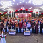 Foto bersama wali kota bogor bersama para warga saat merayakan natal di balai kota bogor, foto/diskominfo kota bogor