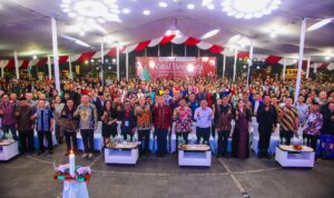 Foto bersama wali kota bogor bersama para warga saat merayakan natal di balai kota bogor, foto/diskominfo kota bogor