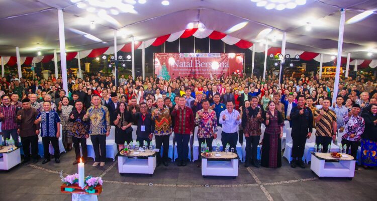 Foto bersama wali kota bogor bersama para warga saat merayakan natal di balai kota bogor, foto/diskominfo kota bogor