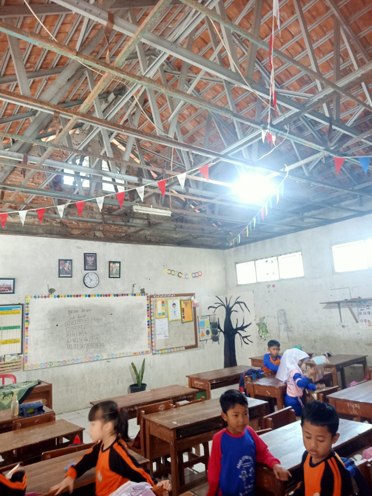 Kondisi SDN 05 Ciasmara, Kecamatan Pamijahan, Kabupaten Bogor yang sekolahnya sangat memprihatinkan, Foto/Istimewa