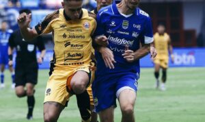 Pemain Persib Bandung, Tom Haye saat berduel dengan Pemain Persija Jakarta, Foto/Admin Facebook Persib Bandung Pemain Persib Bandung, Tom Haye saat berduel dengan Pemain Persija Jakarta, Foto/Admin Facebook Persib Bandung