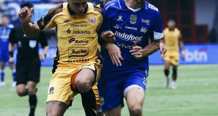 Pemain Persib Bandung, Tom Haye saat berduel dengan Pemain Persija Jakarta, Foto/Admin Facebook Persib Bandung