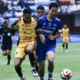 Pemain Persib Bandung, Tom Haye saat berduel dengan Pemain Persija Jakarta, Foto/Admin Facebook Persib Bandung