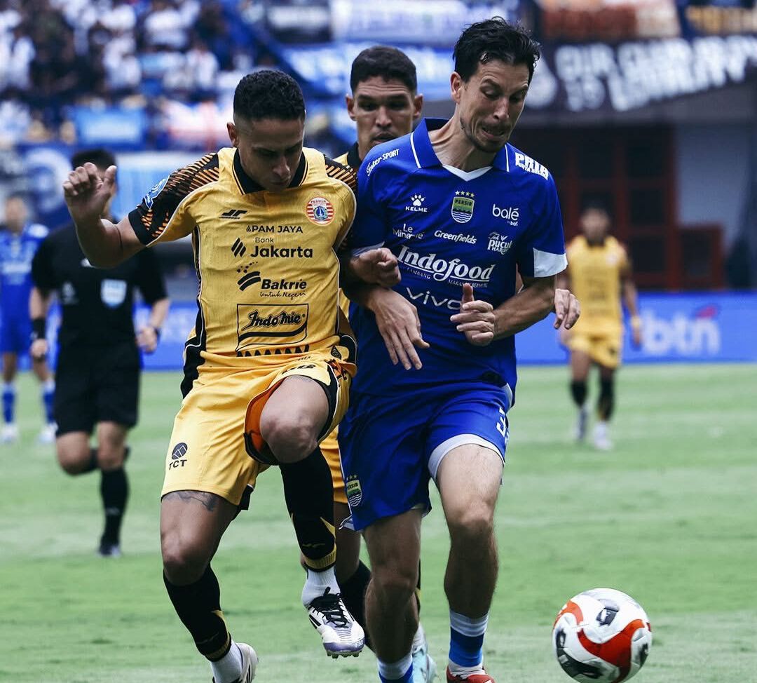 Pemain Persib Bandung, Tom Haye saat berduel dengan Pemain Persija Jakarta, Foto/Admin Facebook Persib Bandung