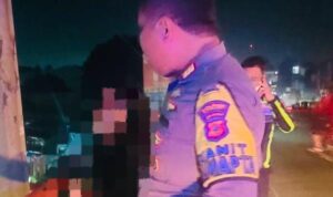 Seorang polisi yang tengah melakukan negosiasi terhadap ibu muda yang diduga akan melakukan bunuh diri, Foto/Istimewa Seorang polisi yang tengah melakukan negosiasi terhadap ibu muda yang diduga akan melakukan bunuh diri, Foto/Istimewa