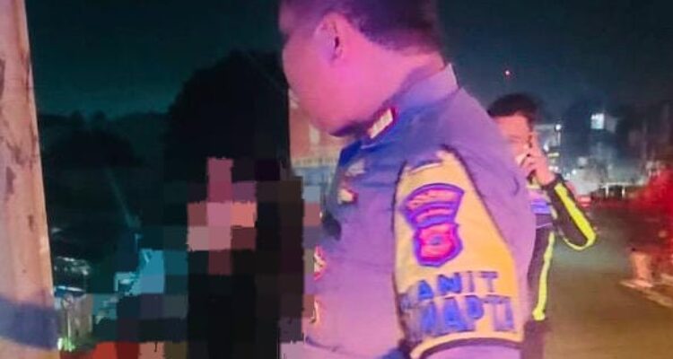 Seorang polisi yang tengah melakukan negosiasi terhadap ibu muda yang diduga akan melakukan bunuh diri, Foto/Istimewa