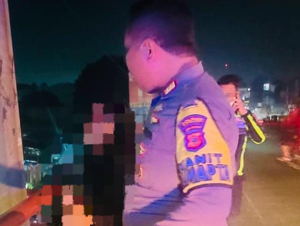 Seorang polisi yang tengah melakukan negosiasi terhadap ibu muda yang diduga akan melakukan bunuh diri, Foto/Istimewa