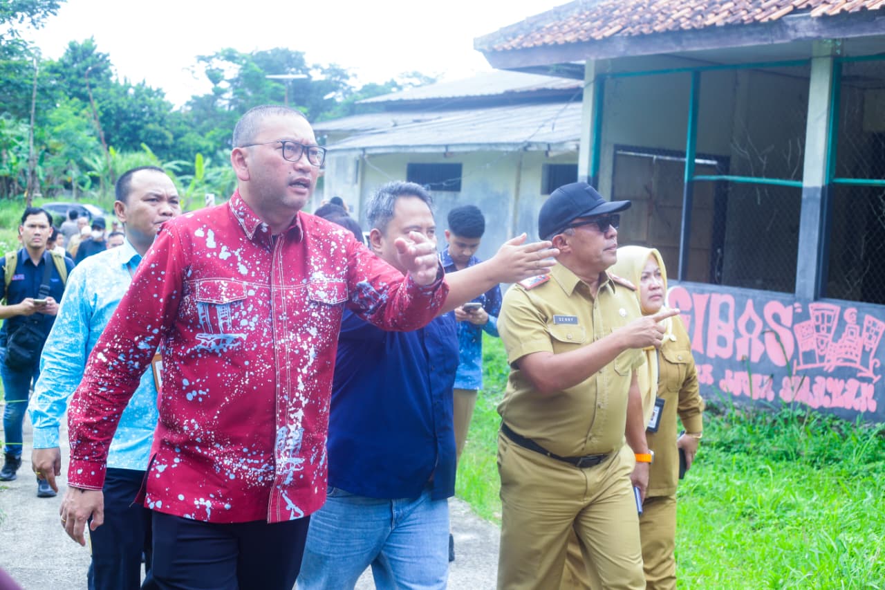 Peninjauan Lapangan Calon Lokasi Sekolah Rakyat oleh Sekjen Kemensos dan KemenPU RI, Foto/Diskominfo Kota Bogor Peninjauan Lapangan Calon Lokasi Sekolah Rakyat oleh Sekjen Kemensos dan KemenPU RI, Foto/Diskominfo Kota Bogor